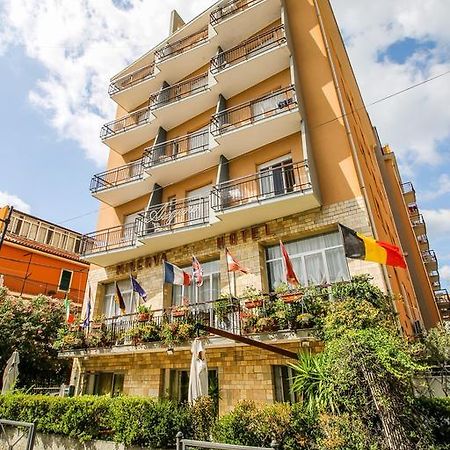 Hotel Minerva Pietra Ligure Exterior foto