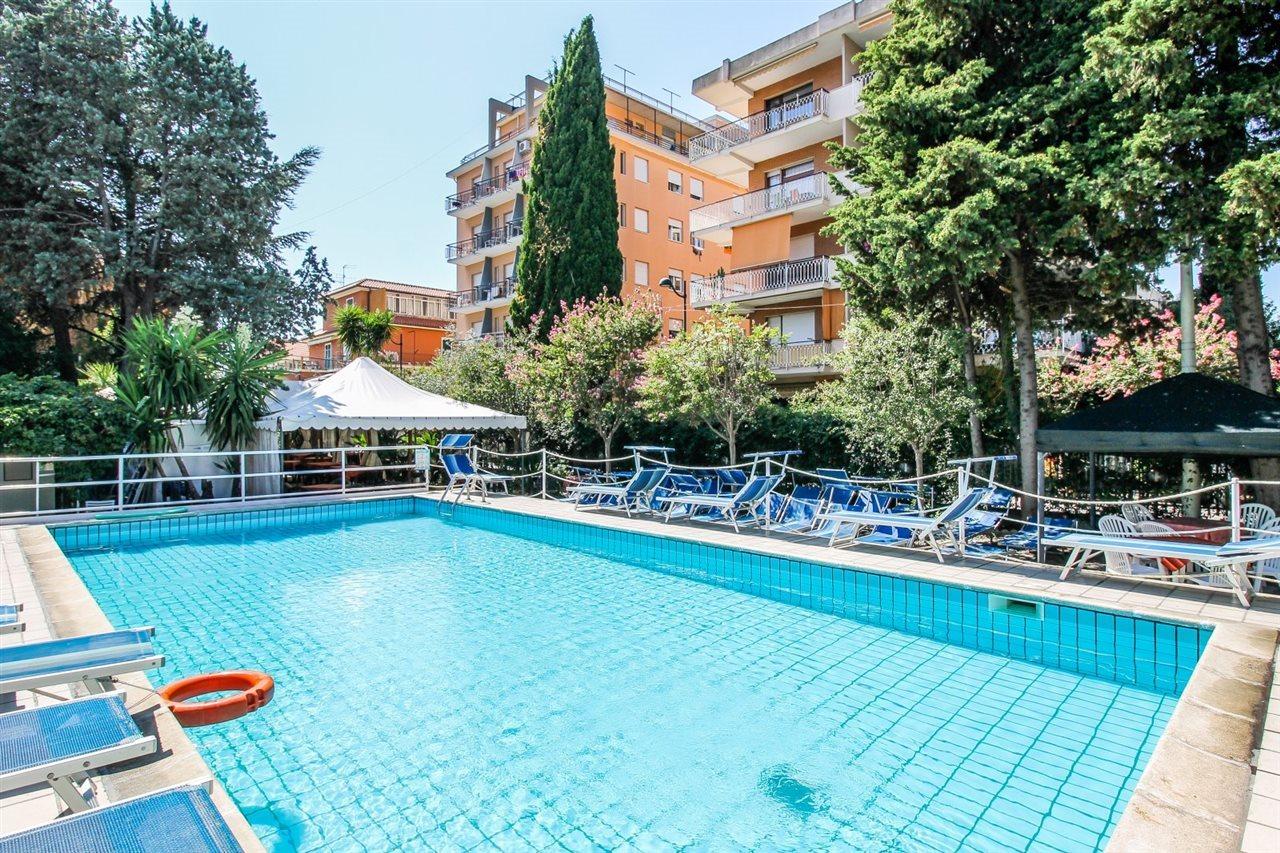 Hotel Minerva Pietra Ligure Exterior foto