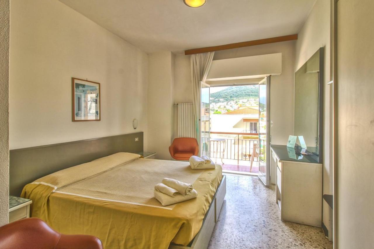 Hotel Minerva Pietra Ligure Exterior foto